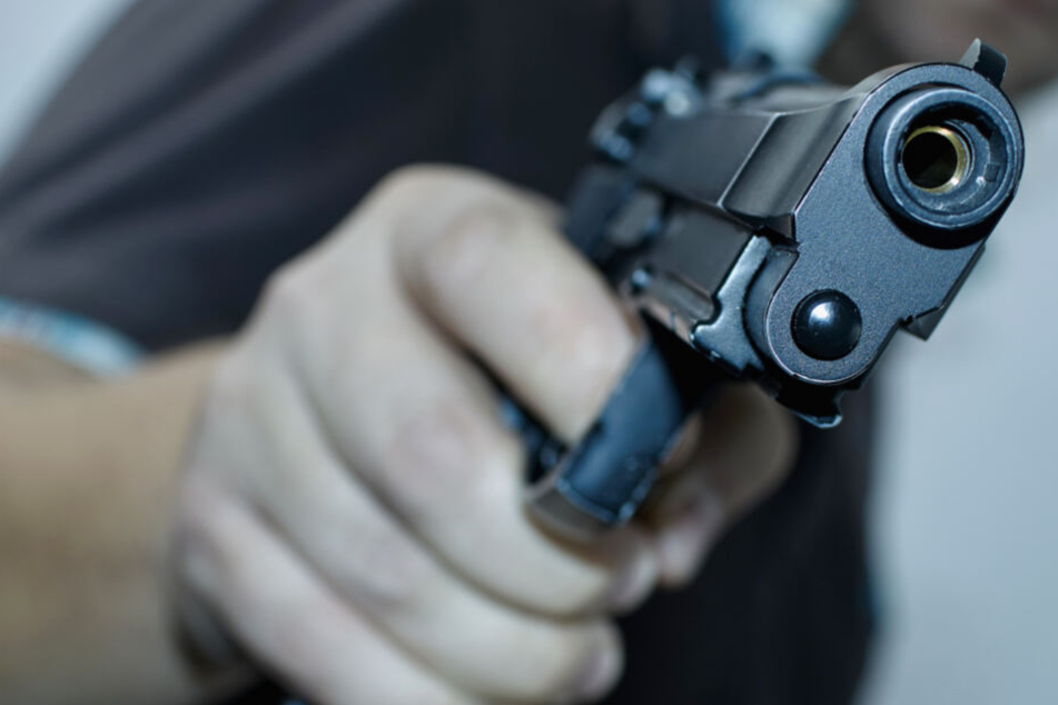 Der Täter war mit einer Pistole bewaffnet (Symbolbild).