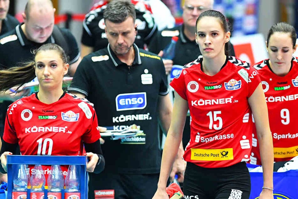Enttäuscht nach dem Aus im CEV-Cup: Lena Stigrot (l.), Trainer Alex Waibl (Zweiter von links) und Ivana Mrdak (Zweite von rechts).