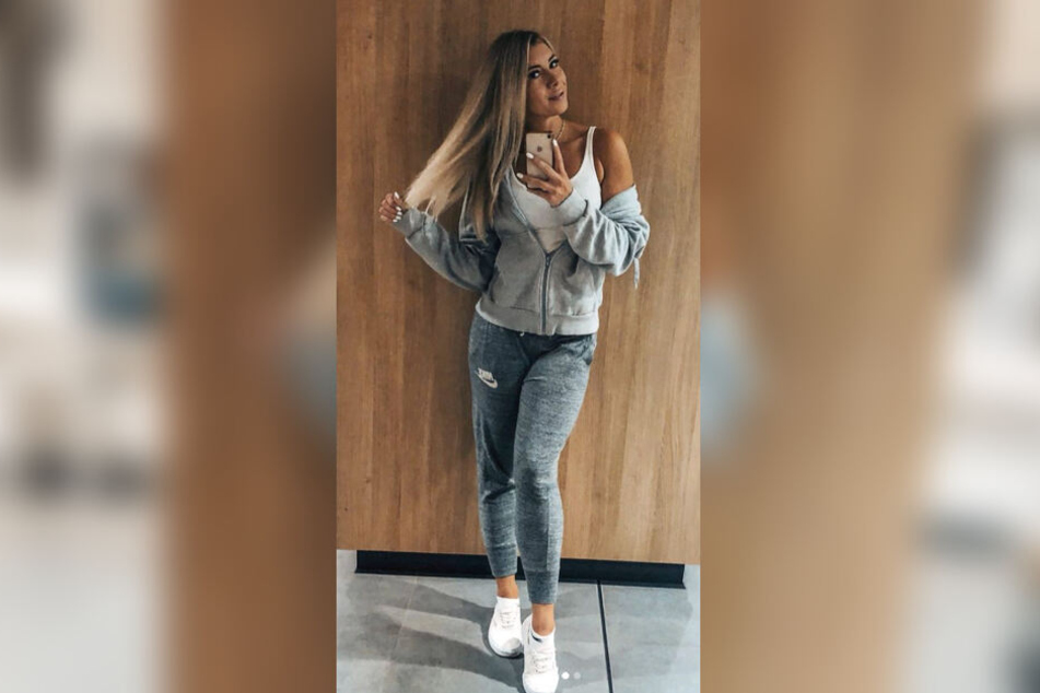 Im lässigen Sportoutfit posiert Janika Jäcke im Fitnessstudio.