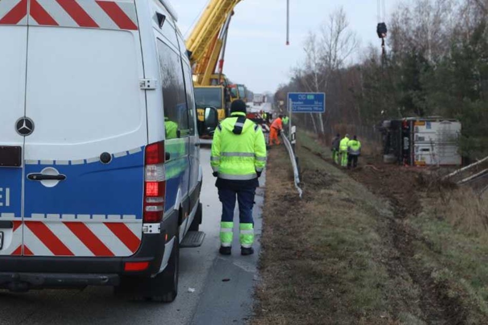 Ein verunglückter Sattelzug sorgte am Montagmorgen für einen kilometerlangen Stau auf der Bundesautobahn 13 Richtung Dresden.
