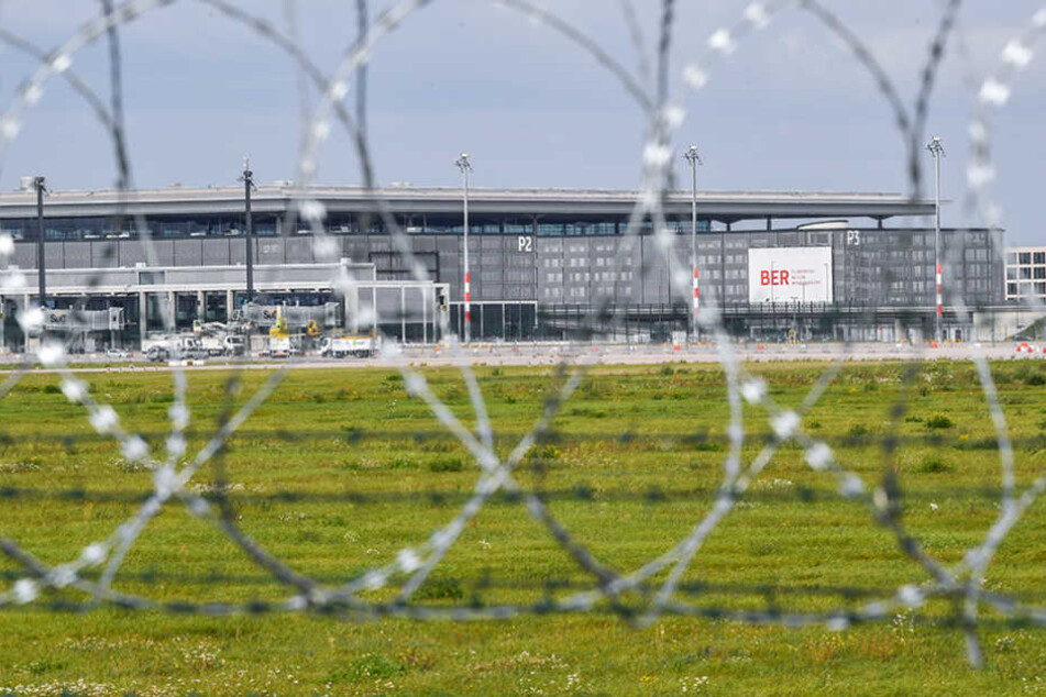 Stacheldrahtzaun sichert das Gelände am Flughafen Berlin Brandenburg Airport "Willy Brandt" (BER) nahe Schönefeld (Brandenburg).