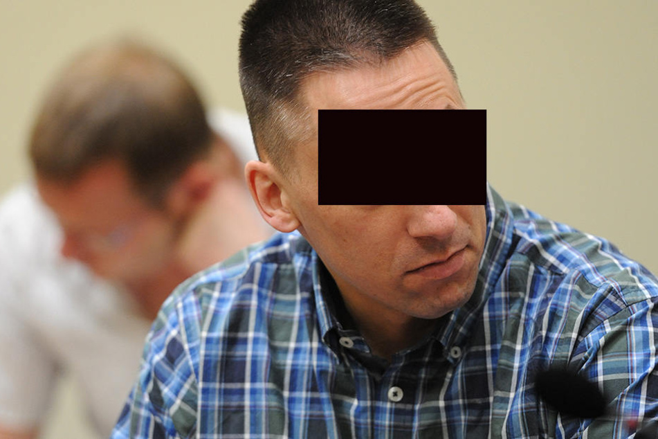 Die Angeklagten Holger G. (hinten) und Ralf Wohlleben sitzen im Gerichtssaal im Oberlandesgericht in München (Bayern).