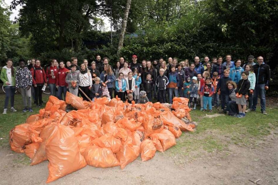 Etwa 300 Menschen sammelten am Samstag am Kölner Rheinufer Müll und durften danach kostenlos in den Kölner Zoo.