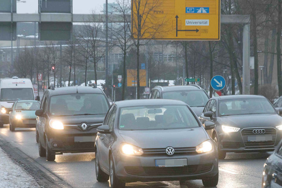 Die Zulassungsstelle in Dresden hat kräftig zu tun. Die Zahl der Autos steigt
immer weiter an.