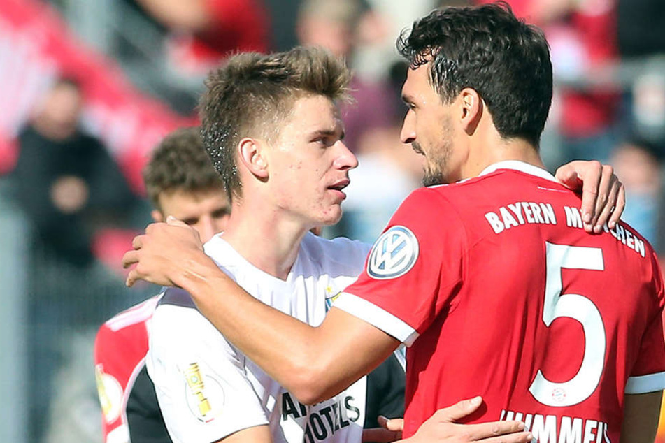 Florian Hansch (l.) mit Mats Hummels. Nach der Partie sicherte sich der Chemnitzer das Trikot des FCB-Stars.