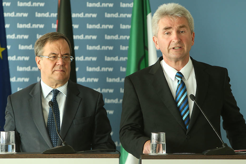 Ministerpräsident Armin Laschet (CDU, li.) und Wirtschaftsminister Andreas Pinkwart (FDP) erklären das "Entfesselungspaket".