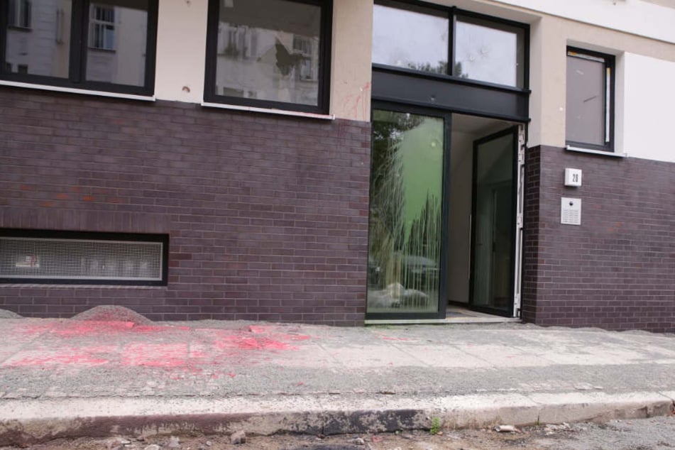Gerade waren die Bauarbeiten rund um die Scheffelstraße 20 und 22 abgeschlossen. Nun muss die Fassade, Fenster und Türen bereits saniert oder ersetzt werden.