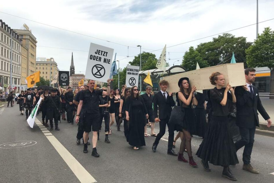 An dem Trauermarsch beteiligten sich mehr als tausend Menschen.