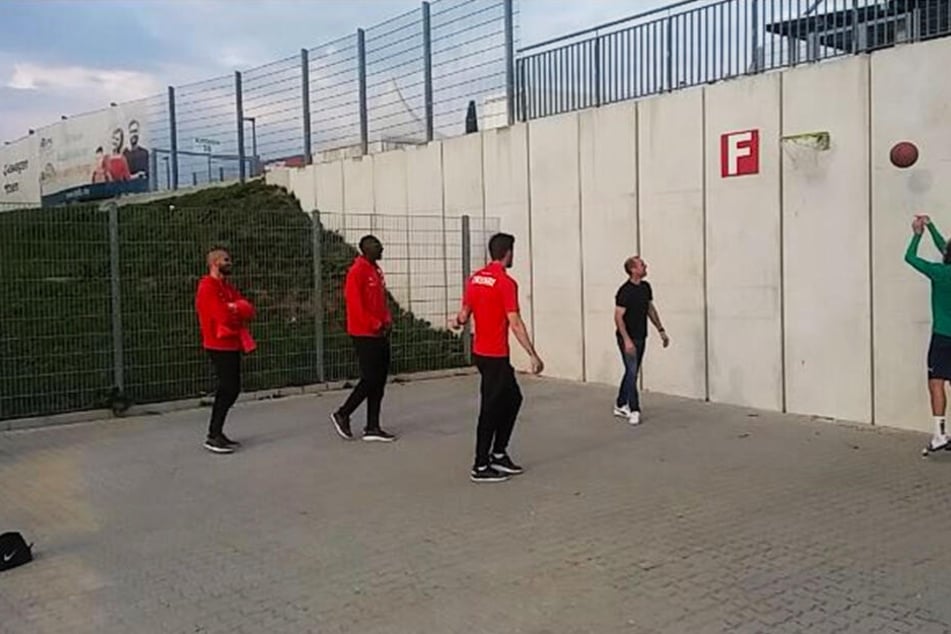 Nico Antonitsch (v.l.), Tarsis Bonga, Bryan Gaul und Coach Joe Enochs staunen nicht schlecht, als Athletiktrainer Christoph Rezler den Ball gekonnt im Korb versenkt.