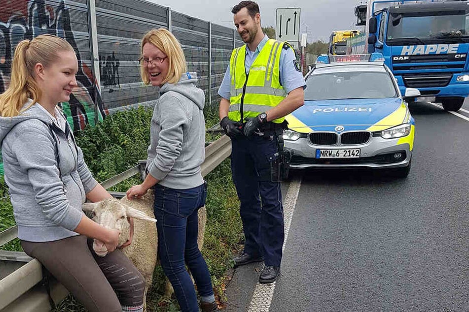 Johanna (l.) und ihre Mutter warteten, bis die Polizei ankam.