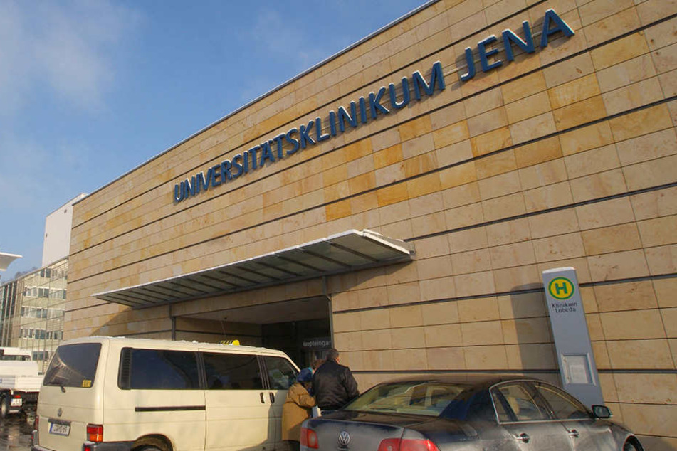 Gegen das Uniklinikum Jena gab es eine Bombendrohung. Nun hat die Polizei einen Hinweis auf den Täter (Archivbild)