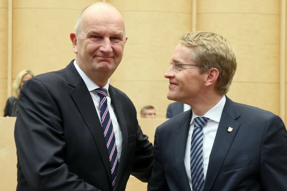 Schleswig-Holsteins Ministerpräsident Daniel Günther (CDU, r) gratuliert Brandenburgs Ministerpräsident DietmarWoidke (SPD) zu dessen Wahl zum Bundesratspräsidenten.