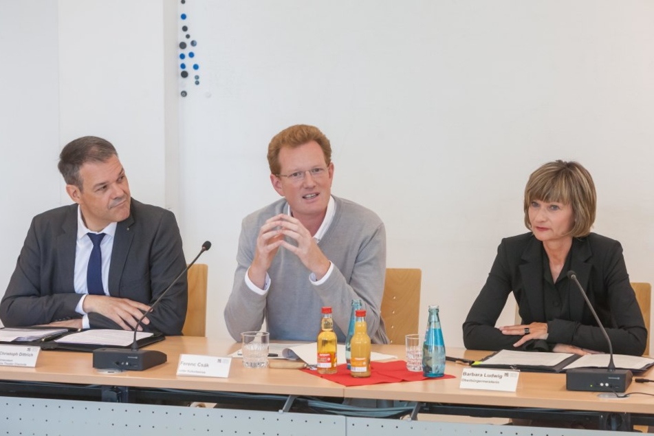 Generalintendant Christoph Dittrich (50, v.l.), Kulturbetriebsleiter Ferenc Csak (42) und Oberbürgermeisterin Barbara Ludwig (54) stellten am Dienstag die Bewerbungspläne vor.