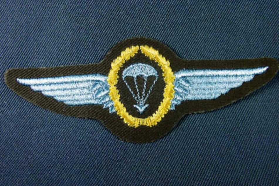 Das Fallschirmspringerabzeichen der Bundeswehr hat auch symbolisierte Adlerschwingen und Lorbeerkranz. Selbst die Quali-Spangen der NVA sahen ähnlich aus.
