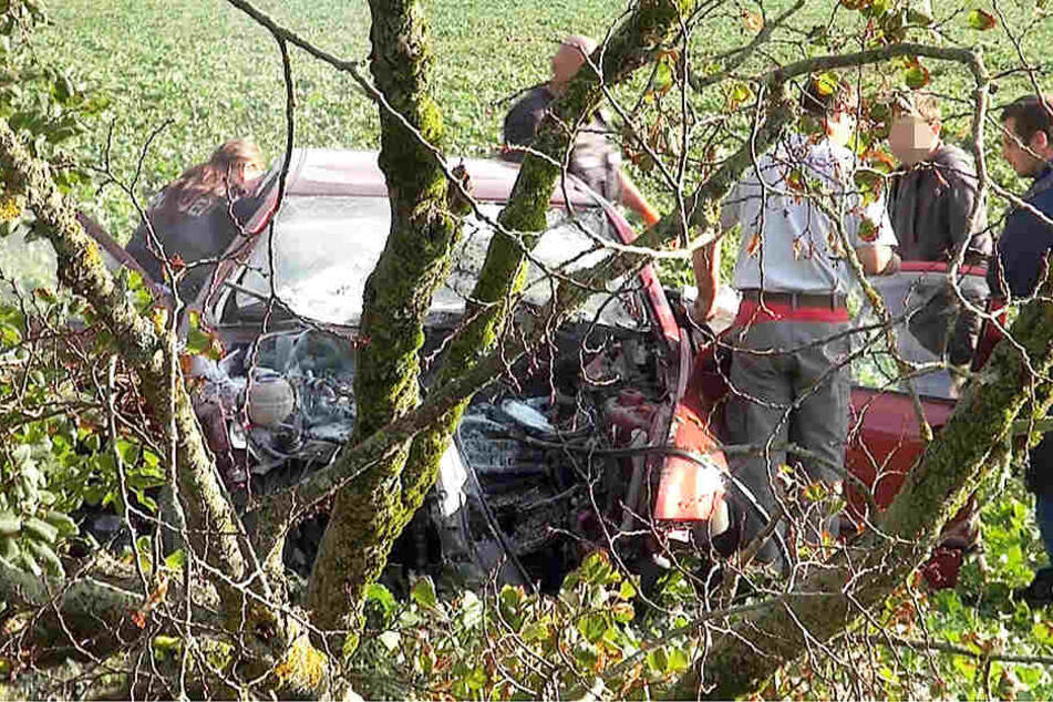 Ersthelfer löschten die Flammen und zogen den Mann aus dem verunglückten Auto.