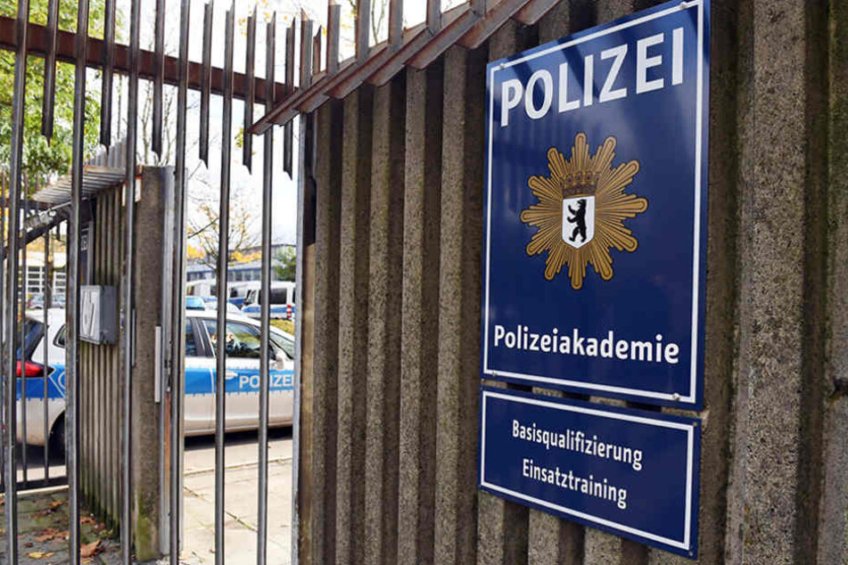Ein Polizeiwagen fährt in die Berliner Polizeiakademie, die durch schwere Missstände im vergangenem Jahr für Aufsehen sorgte.