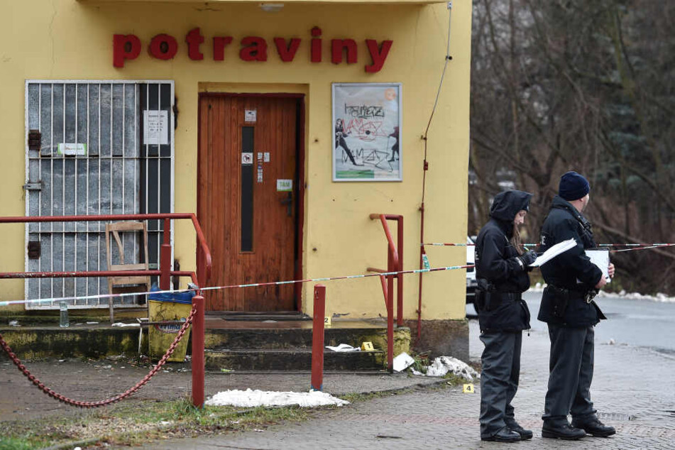 Polizisten sichern Spuren in dem Lebensmittelgeschäft.