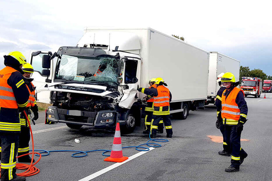 Zwei Laster sind auf der A4 miteinander kollidiert.