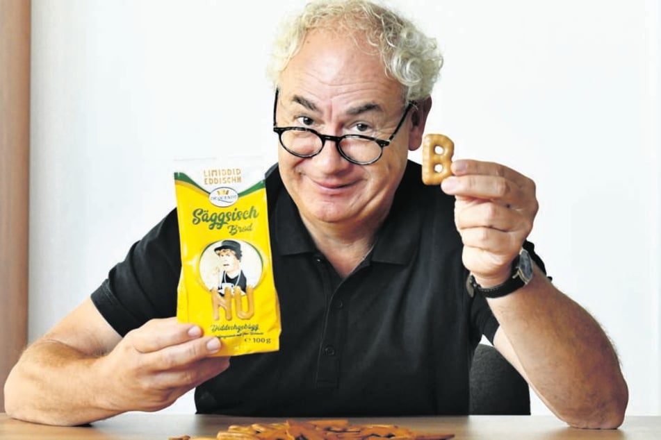 Kabarettist Tom Pauls (59) zeigt das neue "Säggsisch Brod", das im Backunternehmen "Dr. Quendt" in limitierter Tüte produziert wird.