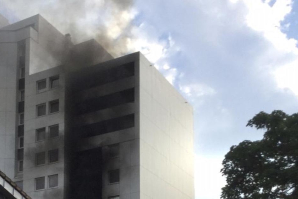 Ein Balkon brannte in einem Hochhaus in Ratingen. Die Feuerwehr konnte das Feuer löschen.