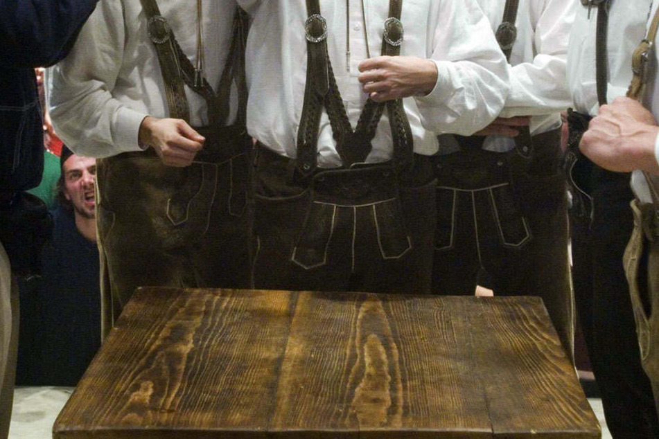 Die gesuchten Männer trugen alle Tracht. (symbolbild).