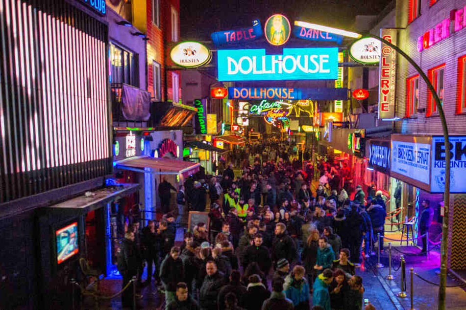 Mitten auf der Reeperbahn hatte der Täter zugestochen (Symbolfoto).