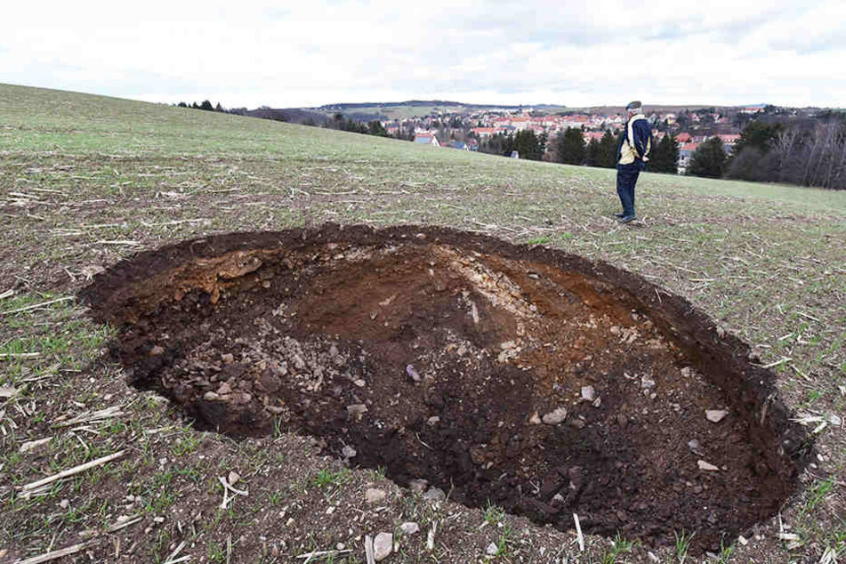 Ein riesiges Loch klafft jetzt auf einem Feld.