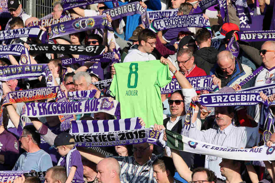 Von den Fans nicht vergessen: Nicky Adlers Trikot mit der Nummer 8 ist sehr
begehrt.