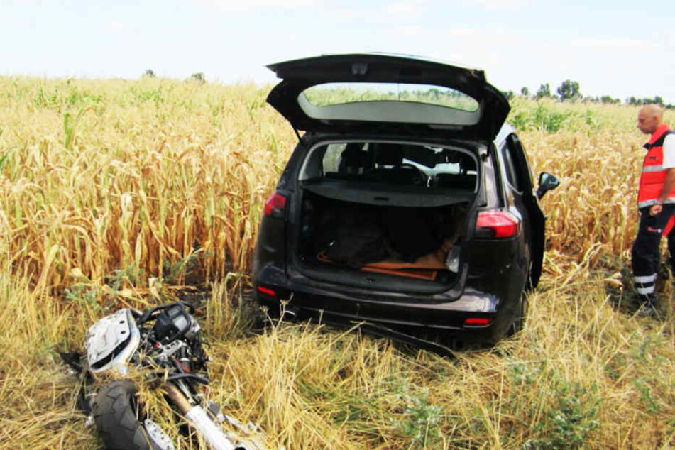 Der Biker wurde auf den Seitenstreifen geschleudert, sein Motorrad landete im Feld.