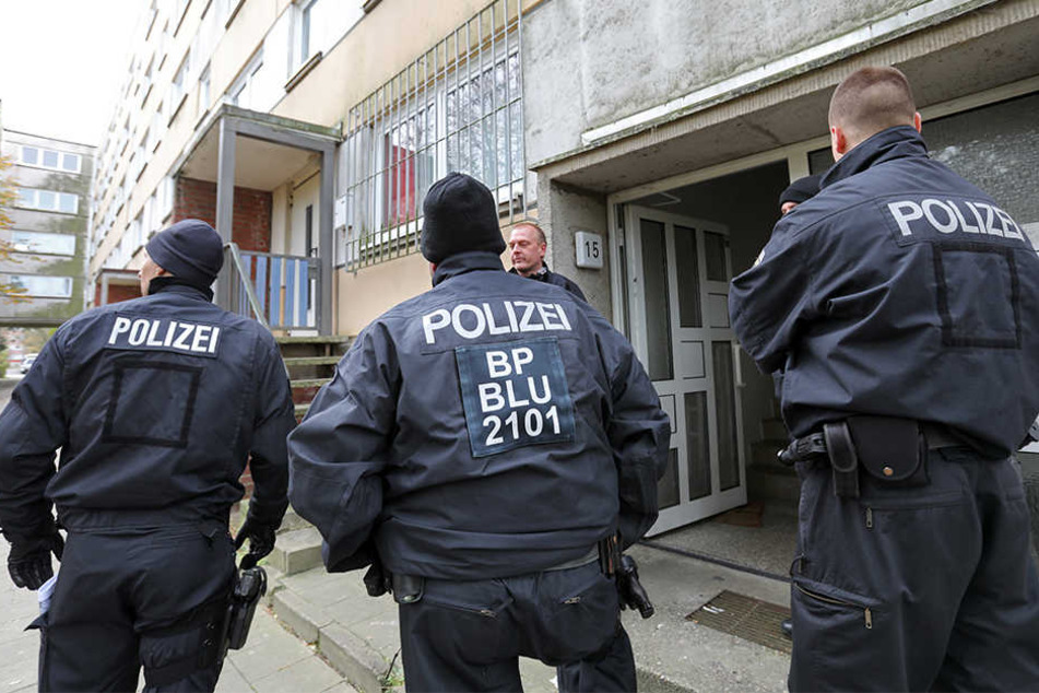 Polizisten sind am 31.10.2017 im Plattenbauviertel Neu Zippendorf in Schwerin im Einsatz.