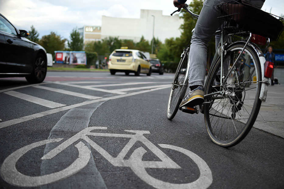 Südöstlich von Leipzig wurde ein Radfahrer bei einem Überholmanöver verletzt. (Symbolbild)