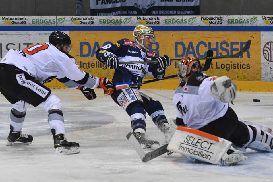 Tor zum 5:3: Brendan Cook (#18, Dresden) trifft gegen Goalie Brett
Jaeger (Frankfurt).