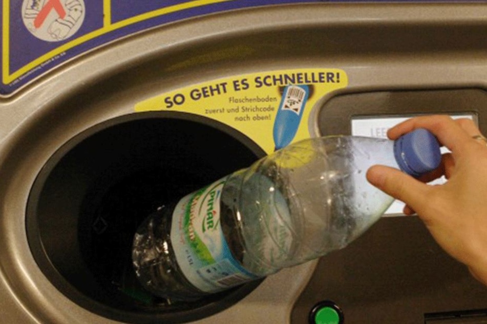 Eine Flasche wanderte sage und schreibe 177.451 Mal durch die Öffnung (Symbolbild).