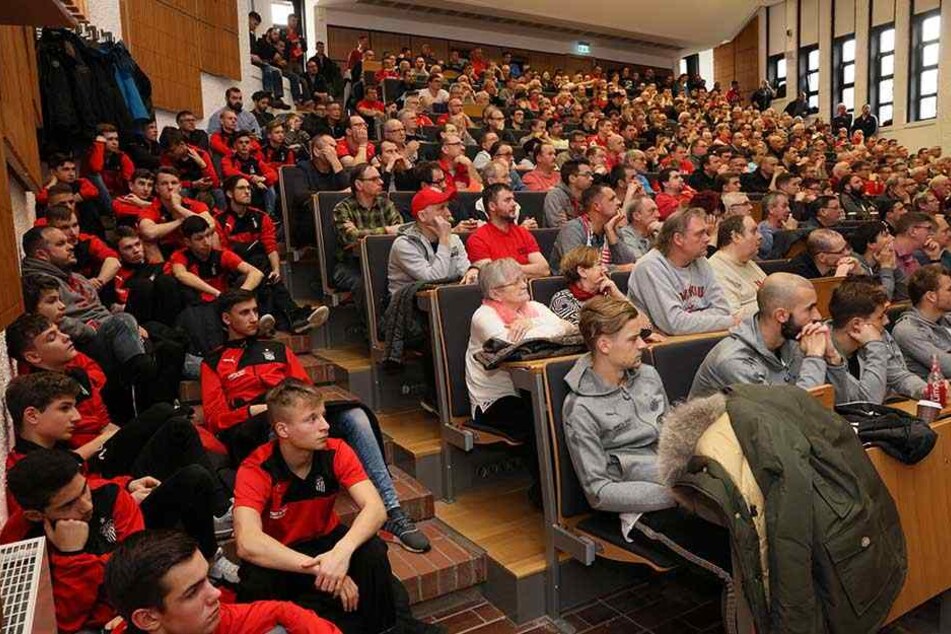 Schwer verdauliche Zahlen gab es für die Anhänger des FSV Zwickau. Der Fußball-Drittligist muss 400 000 Euro zusätzlich erwirtschaften.