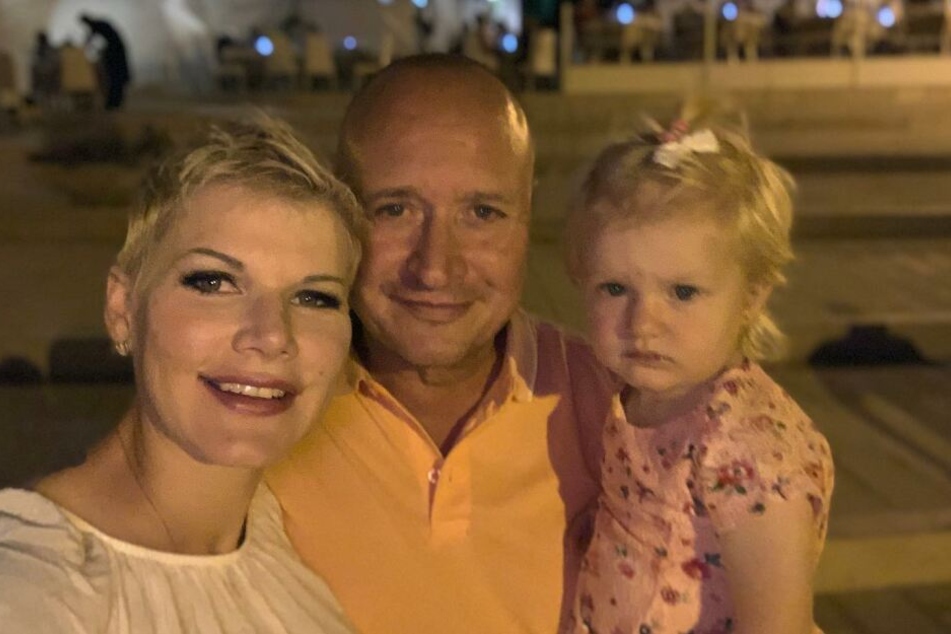 Ein glückliches Trio, das bald zum Quartett wird: Melanie Müller (31), Ehemann Mike Blümer (53) und die fast zweijährige Tochter Mia Rose.
