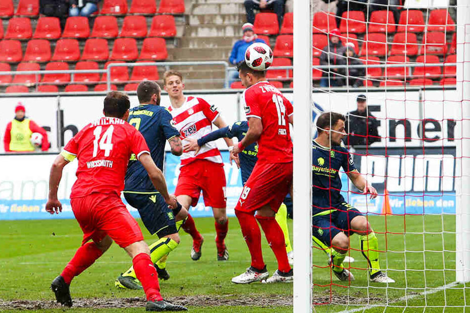 Davy Frick (Nr. 19) trifft zum 4:2.