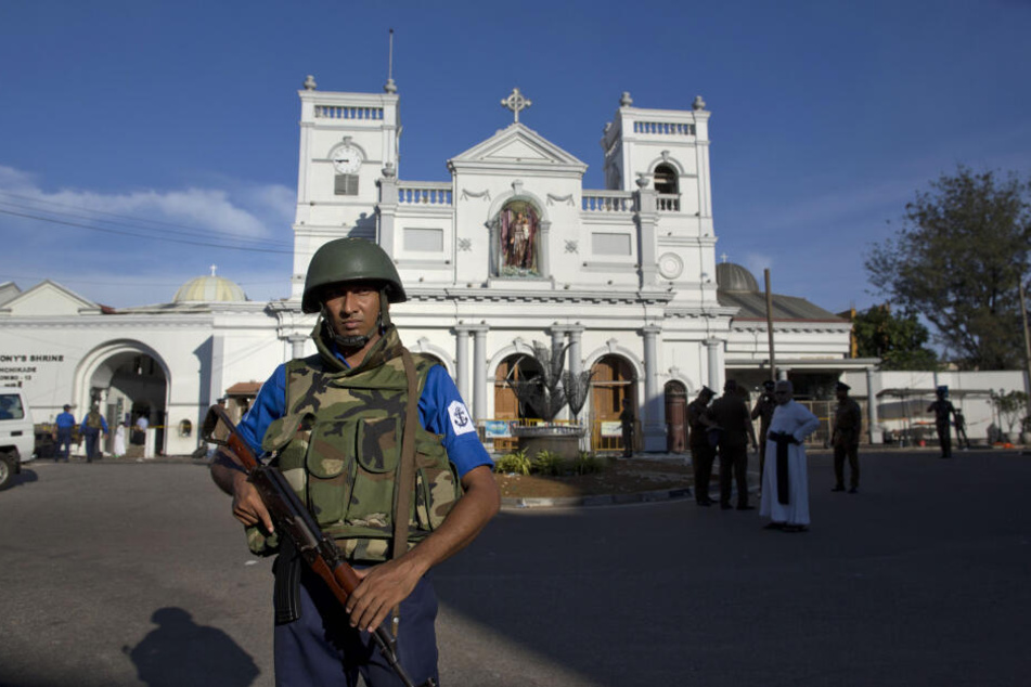 Soldaten und Geistliche stehen vor der St. Anthony's Shrine.