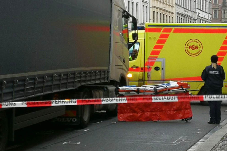 Der Senior (†80) überquerte die Straße einige Meter neben dem Fußgängerüberweg und wurde von dem Lkw überfahren.