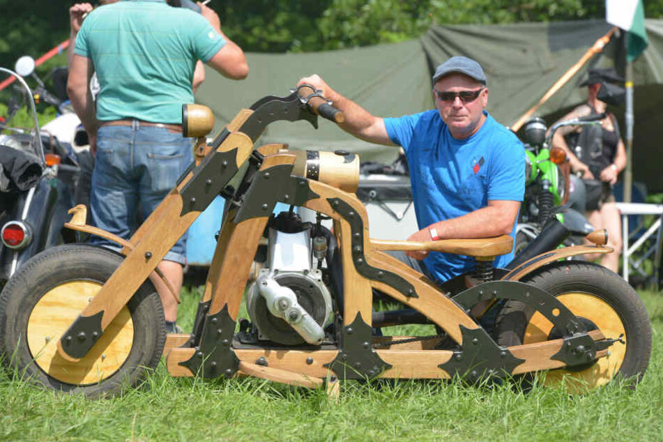 Hauptbestandteil: Eichenholz. Der Falkenauer Jürgen Detsch zeigt sein Holzmoped.