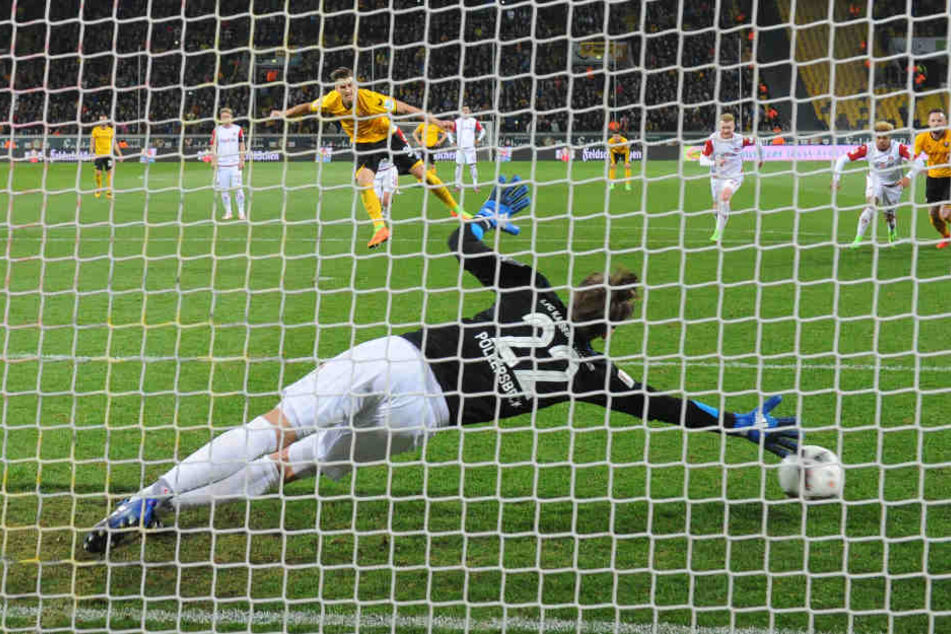 Hier trifft Stefan Kutschke zum 2:2-Ausgleich per Elfmeter.