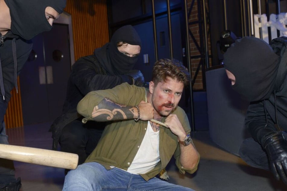 Brutale Schläger überfallen John und Shirin im Mauerwerk.