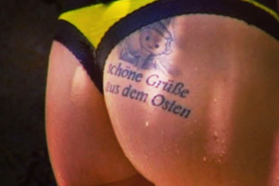 Seit Jahren schon ziert das Sändmännchen und der Schriftzug "Schöne Grüße aus dem Osten" den Po der Blondine.