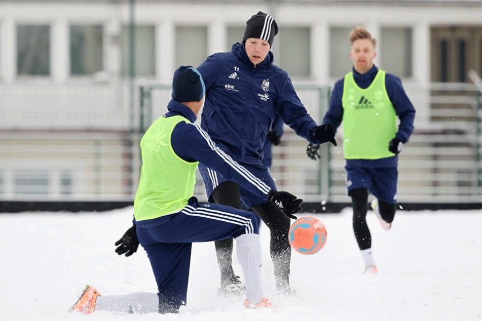 Jamil Raphael Dem (l.) und Daniel Frahn spielen im Schnee.