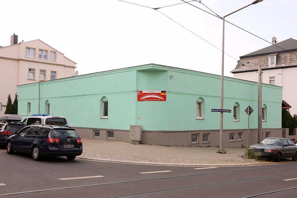 Bei der Moschee in Dresden-Cotta wurden mehrere Scheiben eingeschlagen.