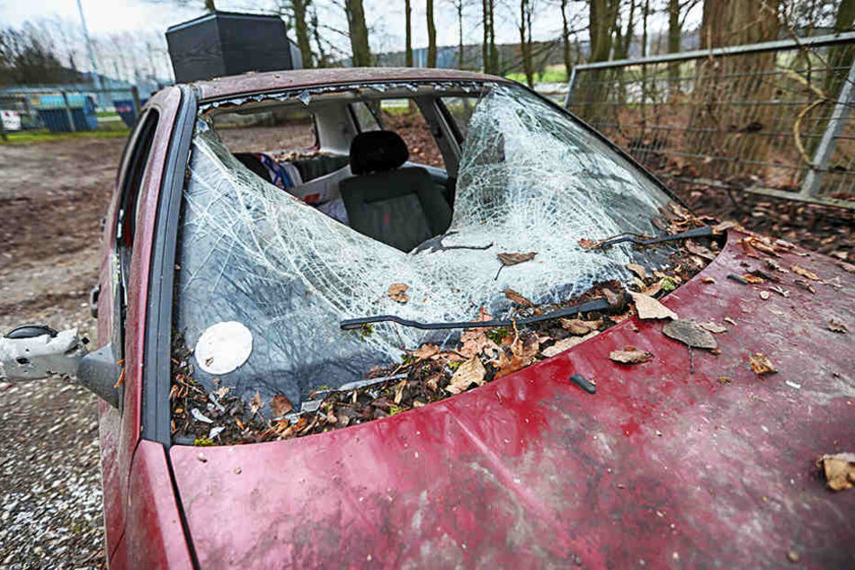 Völlig fahruntauglich steht der VW Golf am Osningstadion.