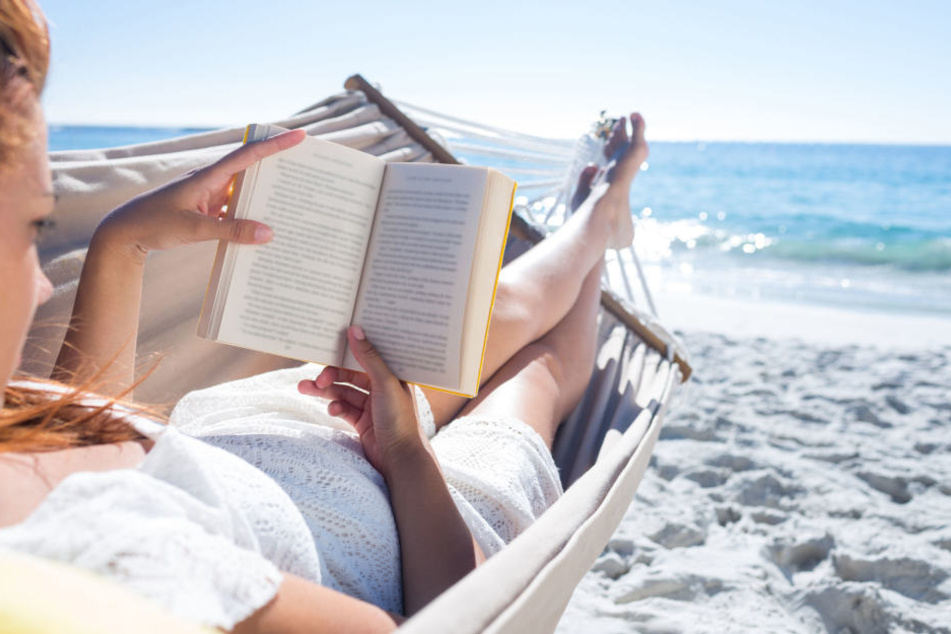 Wer die Brückentage in den Urlaub einbaut, kann länger 2018 am Strand sitzen.