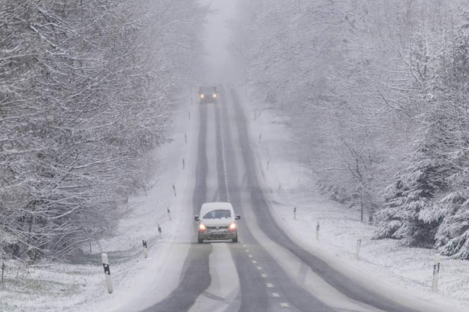 Für den Sonntag warnt der Wetterdienst vor Neuschnee und Glätte.