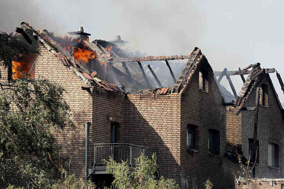 Ein Flächenbrand an der ICE-Strecke griff schnell auf acht Häuser über, 32 Menschen wurden verletzt.