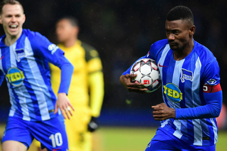 Salomon Kalou bejubelt mit Ondrej seinen Führungstreffer zum 1:0.