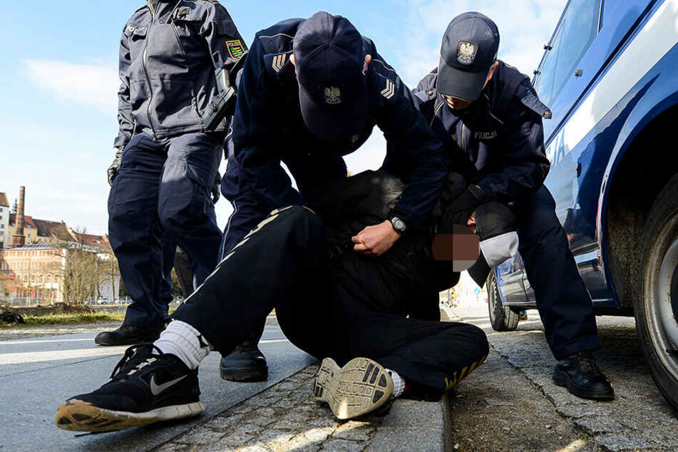 Der Unfallverursacher wehrte sich aggressiv gegen das Festhalten durch die Beamten. (Symbolbild)